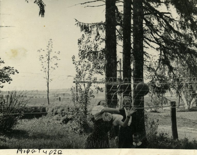 KKE 4984.jpg - Fot. Portret. Jadwiga Strumiłło grająca w siatkę, Miratycze, 1938 r.